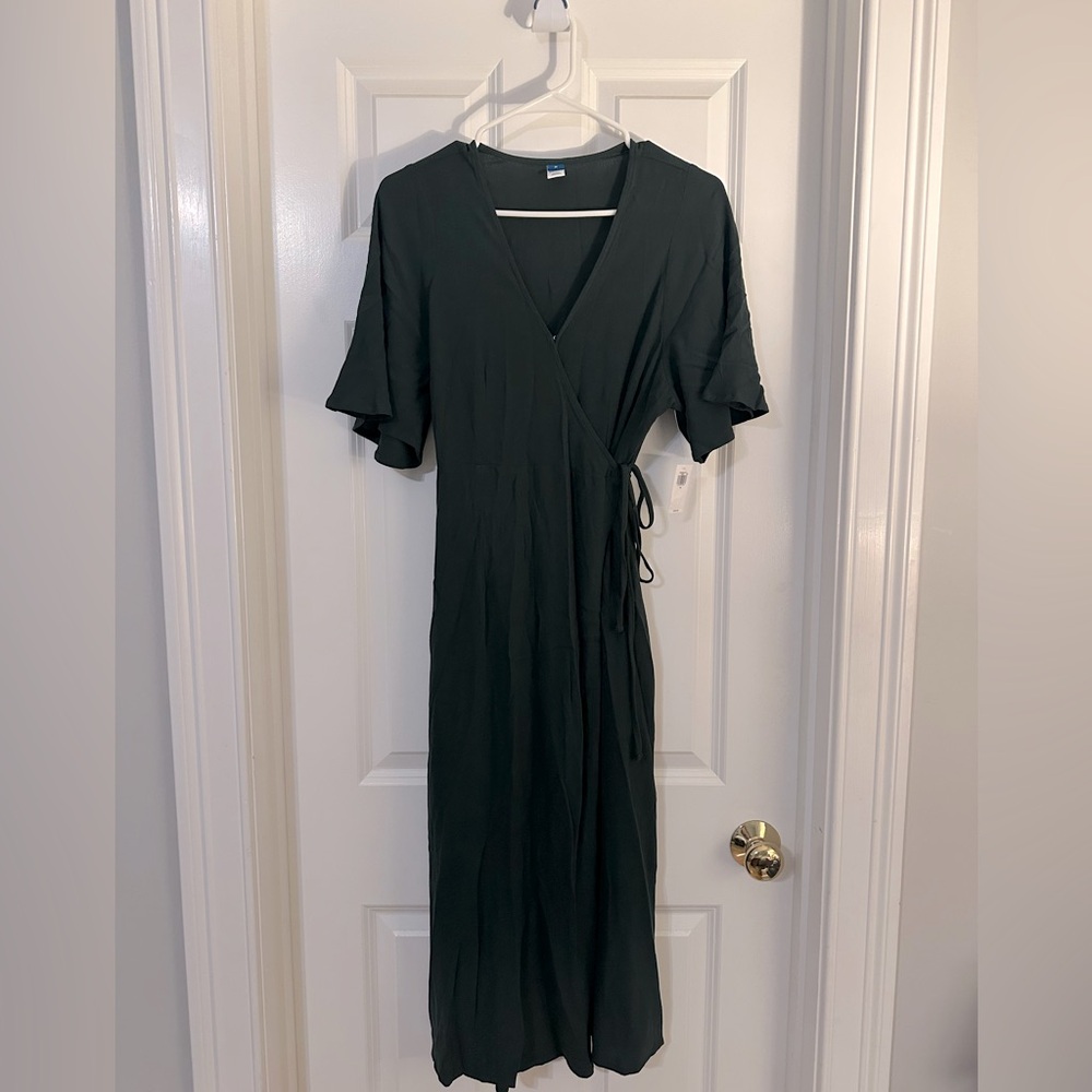 ☘️ New!! Waist-defined flutter-sleeve midi wrap dress
